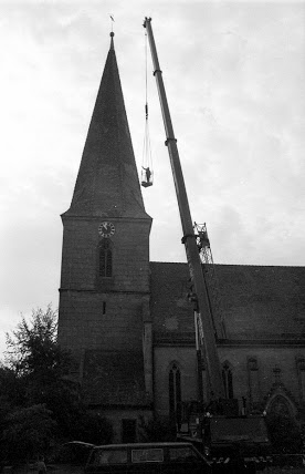 Kirchturm Kirchfarrnbach Autokran vor Kirche Kirchfarrnbach