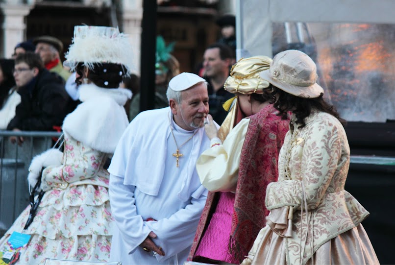 Лица, маски, дожди и метели