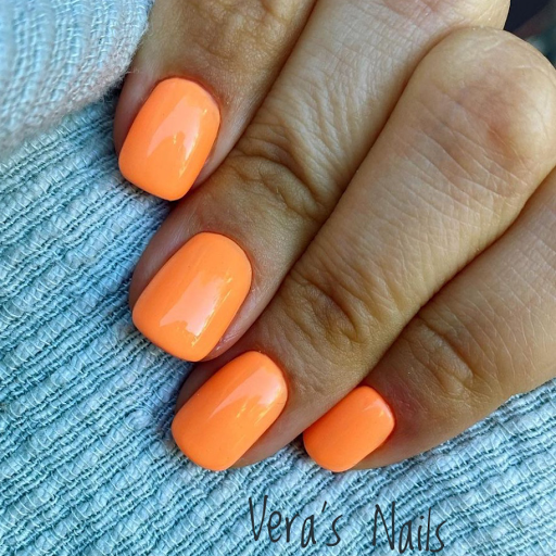 Vera's Nails logo