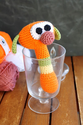 Not 2 late to craft: Sonall de ganxet d'en MIC / MIC crochet rattle - Serial Crocheteuses