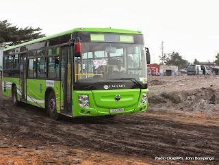 Bus de New Transkin le 20/09/2013 à la hauteur du pont matete à Kinshasa. Radio Okapi/Ph. John Bompengo