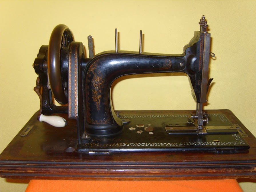 Авито старые швейные машинки. Швейная машинка Феникс 182. Швейная машина Зингер 3515. Стараяшвеиная машинка.