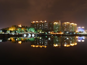 Yuanyang Lake Park (鸳鸯湖公园) in Yangjiang at night