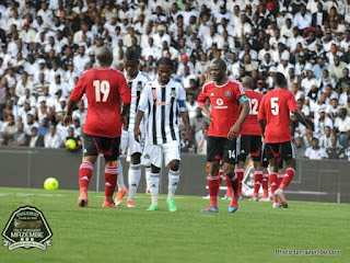 En vareuse noir et blanc, les joueurs du TP Mazembe lors du match retour de huitième de finale de la Ligue des champions face à Orlando Pirates, dimanche 5/5/2013 (Photo tpmazembe.com)