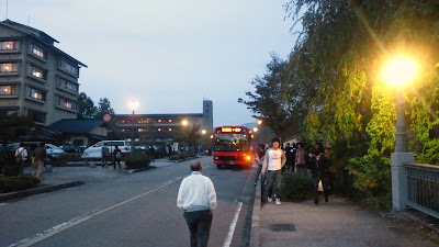 湯乃鷺温泉と臨時駐車場を往復するバス停付近