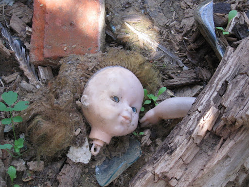 голова куклы в разваленом доме