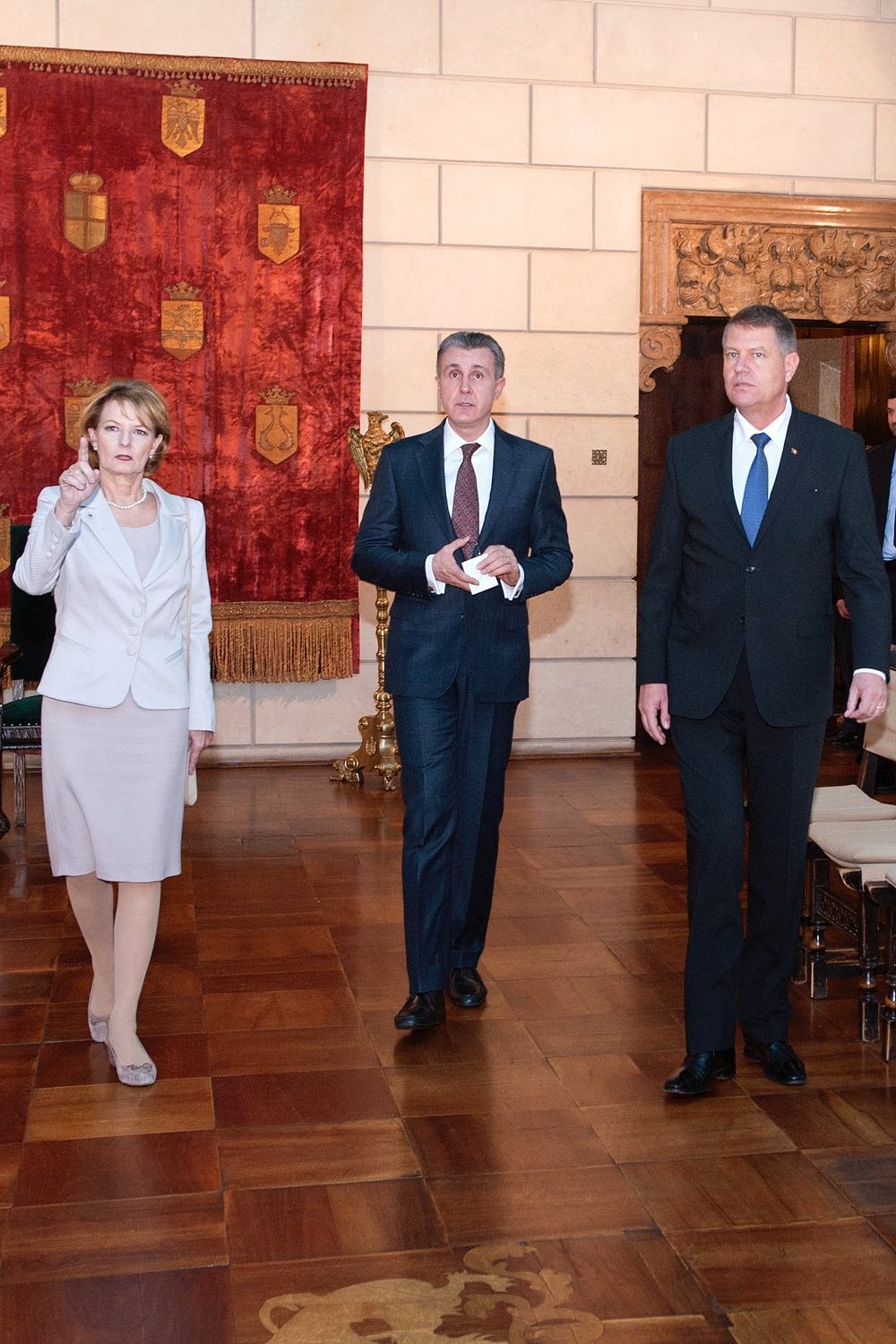 Președintele ales al României, Klaus Iohannis, a fost invitat la Palatul Elisabeta unde a luat masa cu Regele Mihai I, Principesa Moștenitoare Margareta și Principele Radu Președintele ales al României, Klaus Iohannis, a fost invitat la Palatul Elisabeta unde a luat masa cu Regele Mihai I, Principesa Moștenitoare Margareta și Principele Radu