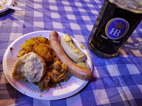 small german meal of sausages and a dunkel Hofbräu draft beer
