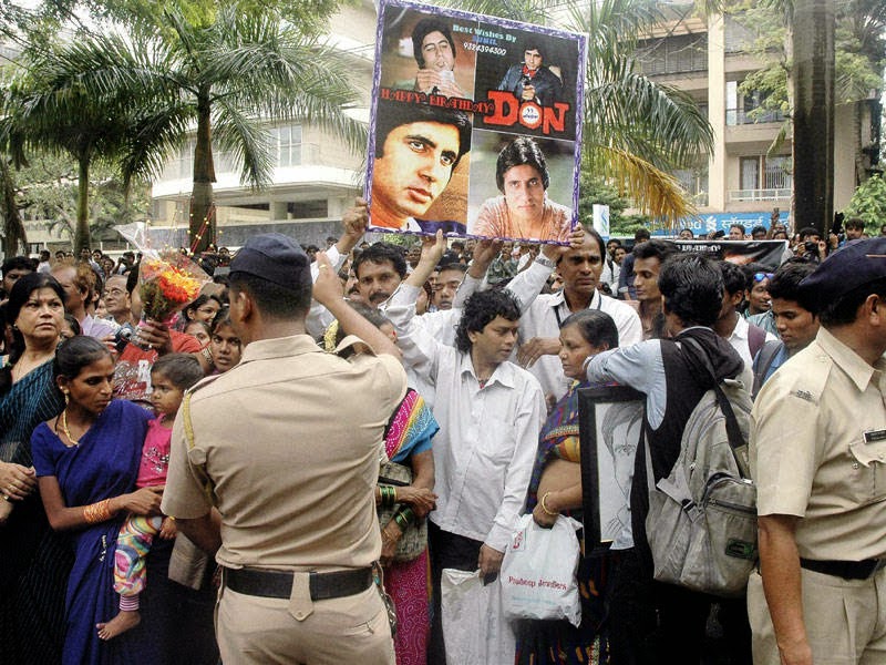 Fans gathered to wish their beloved B'wood superstar Amitabh Bachchan on his 71st birthday at his residence Jalasa, in Mumbai, on October 11, 2013. 