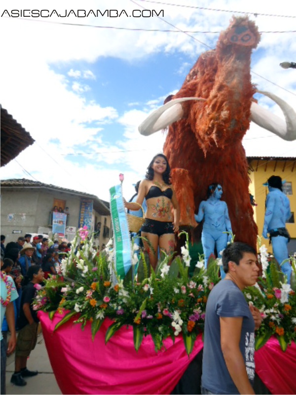 Carro y comparsas ganadores del Carnaval de las Culturas 2011 en Cajabamba