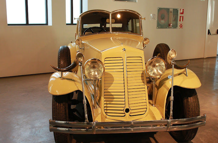 Автомобильный музей Малаги: старинные авто и винтажные шляпки (много фото).