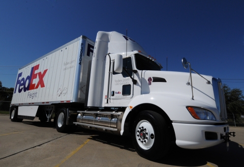 USA. Ciągnik siodłowy należący do FedEx zasilany skroplonym gazem ziemnym (LNG) USA. Ciągnik siodłowy należący do FedEx zasilany skroplonym gazem ziemnym (LNG)