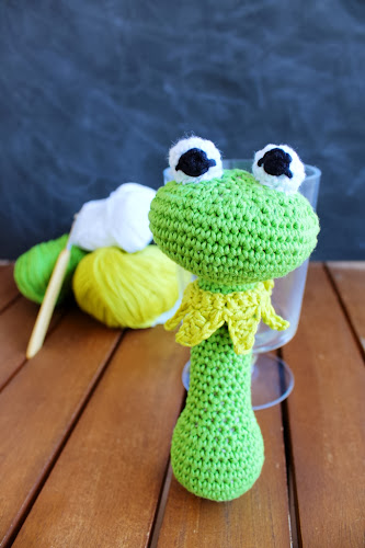 Not 2 late to craft: Sonall de la granota Gustau / Kermit the frog crochet rattle