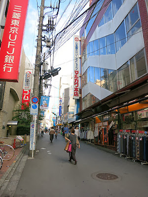 お店の近くの町田マルカワ本店の通り