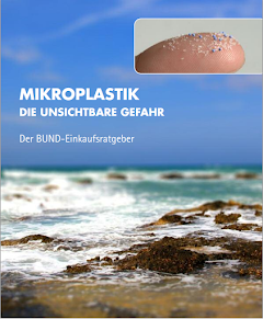 Broschüren-Titel mit Meereslandschaft und eingeblendet: Foto von Daumen mit Mikroplastik-Kügelchen und -granulat, »Mikroplastik - die unsichtbare Gefahr«.