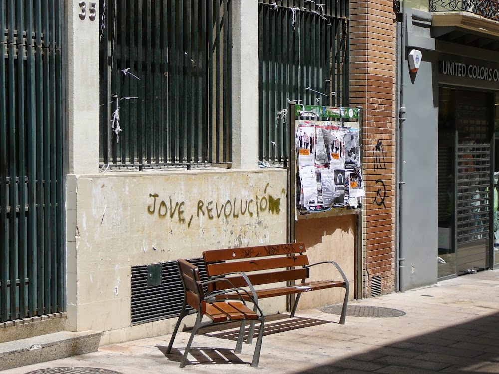 Eslogan bilingüe o analfaburro en Vilafranca.