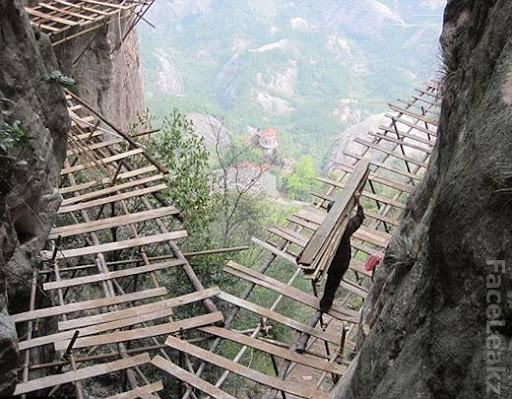 Pekerjaan paling berbahaya dan beresiko - Para Pekerja Cina Membangun Jalan Yg Terbuat dari Kayu di atas Tebing Vertikal -- foto -- faceleakz