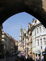 Mala Strana - Zicht op Nicolaaskerk vaonder de Mala Strana stadspoort.JPG