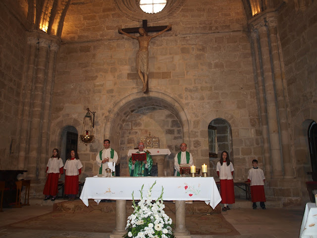 Vista general del presbiterio, con el obispo flanqueado por dos presbíteros y tres monaguillas y un monaguillo