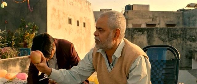 Screen Shot Of Hindi Movie Ankhon Dekhi (2014) Download And Watch Online Free at Alldownloads4u.Com