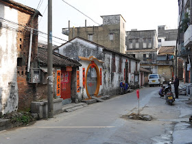older building with circular entrance south of Jiaoqiao New Road (滘桥新路) in Yangjiang