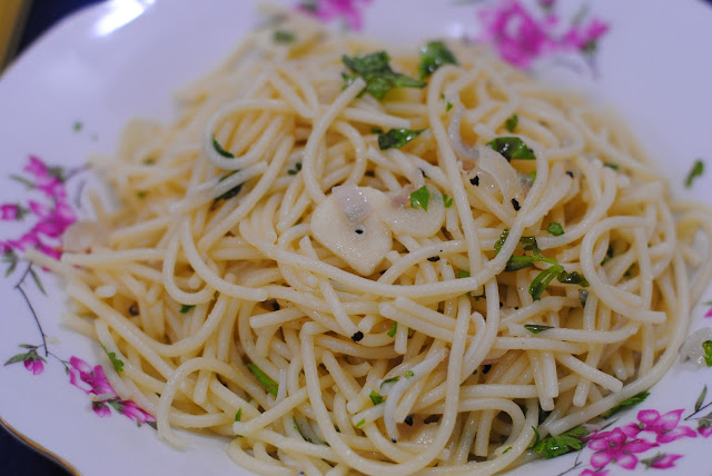 very easy aglio olio recipe by ServicefromHeart