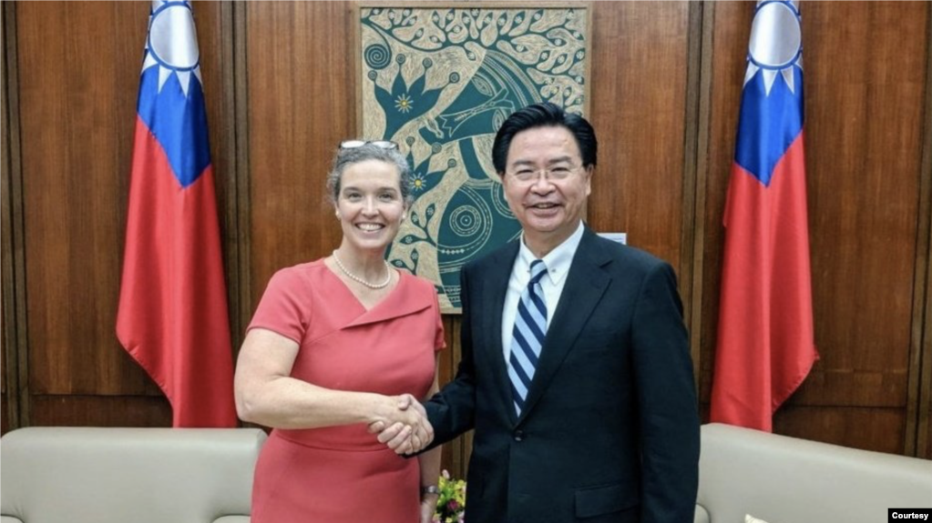 Bà Sandra Oudkirk gặp gỡ quan chức Đài Loan hồi tháng 7/2021.