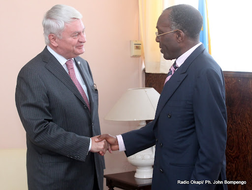 A gauche: Hervé Ladsous et Raymond Tshibanda N'tunga Mulongo. Radio Okapi/ Ph. John Bompengo