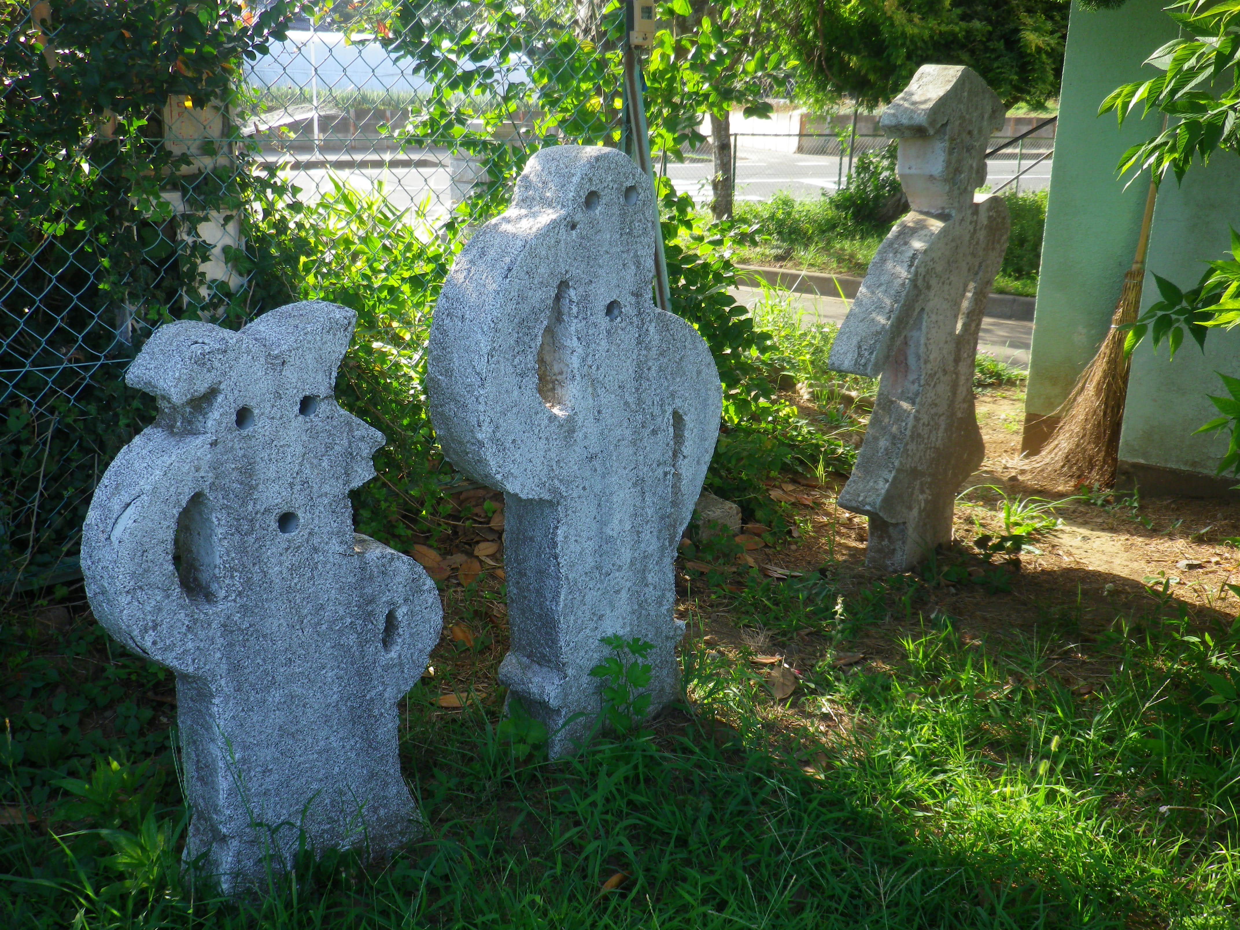 [安食 (あじき) ミステリー・ツアー] 校門を番する ひらぺったい人。