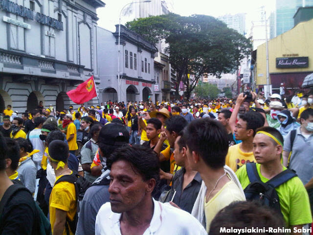 Bersih 3.0 - ஒரு லட்சம் பேர் தலைநகர் கோலாலம்பூரில் குவிந்துள்ளனர். கண்ணீர்ப்புகைக் குண்டுகள் வீசப்பட்டுள்ளது. - Page 5 IMG05194-20120428-1543