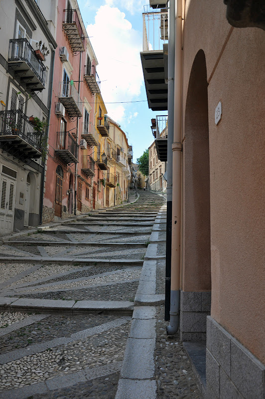 Улица, ведущая в центр города Термини-Имересе, Сицилия
