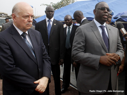 De gauche à droite, le patron de la Monusco Roger Meece et le président sénégalais, Macky Sall le 15/10/2012 à Kinshasa, lors de la visite des troupes onusienne d’origine sénégalaise. Radio Okapi/ Photo John Bompengo