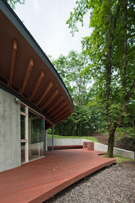 Teras Depan 2 Gorgeous House in a Hill by Cell Space Architects 4 600x900 Rumah Indah Di Lereng Bukit
