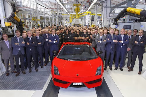 2_Last Gallardo and Assembly Line Lamborghini Team.