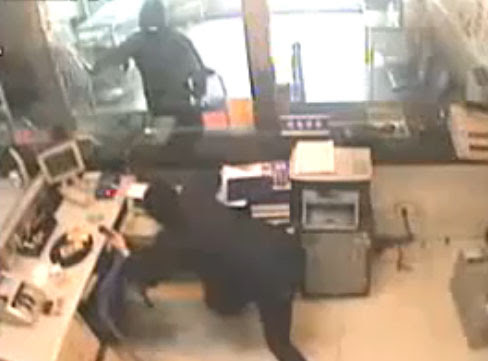 Video : 傍若無人な銀行強盗