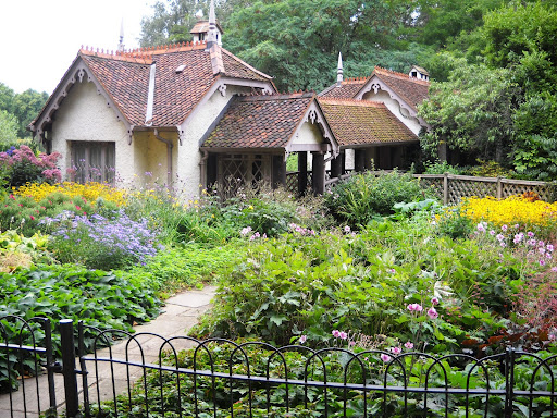 cute+cottage+at+st+james+park.JPG