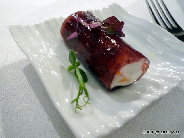 Un ejemplo del menú de Carme Ruscadella inspirado en los Gastrovino. Rulo de arrope Alcorta con ensalada de queso fresco y vegetales
