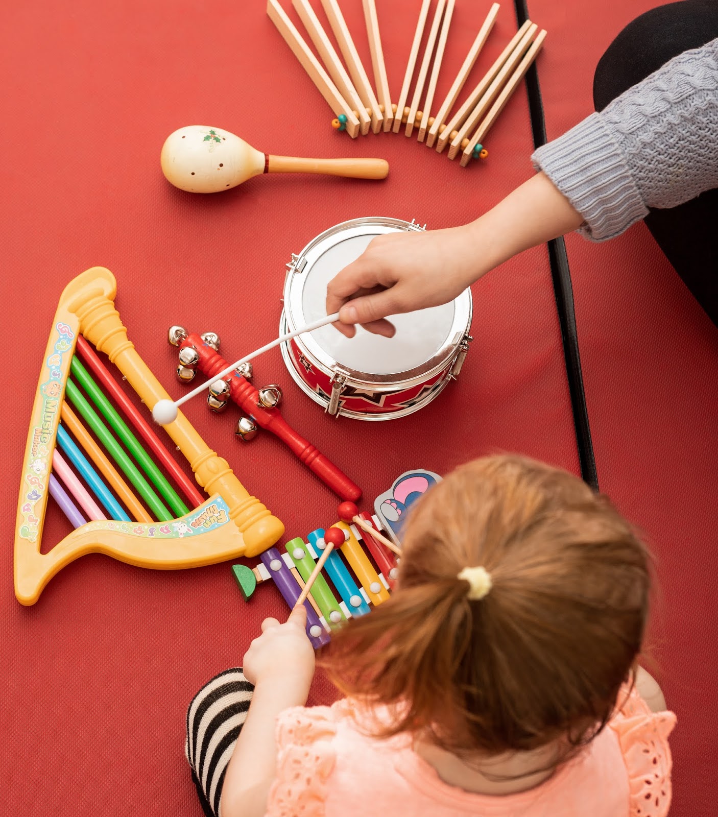 Музыкальный урок для детей. Сенсорный музыкальный инструмент. Музыкальные игрушки для детей ОВЗ. Занятия на музыкальных инструментах. Дети на музыкальном занятии.
