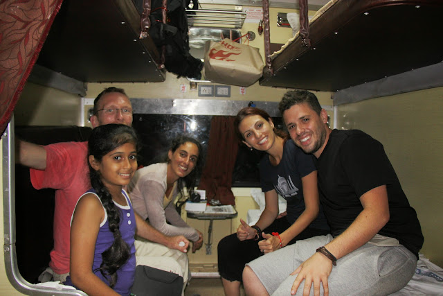 En el tren, rumbo a Varanasi, con una pareja de italianos y nuestra "amiga" india