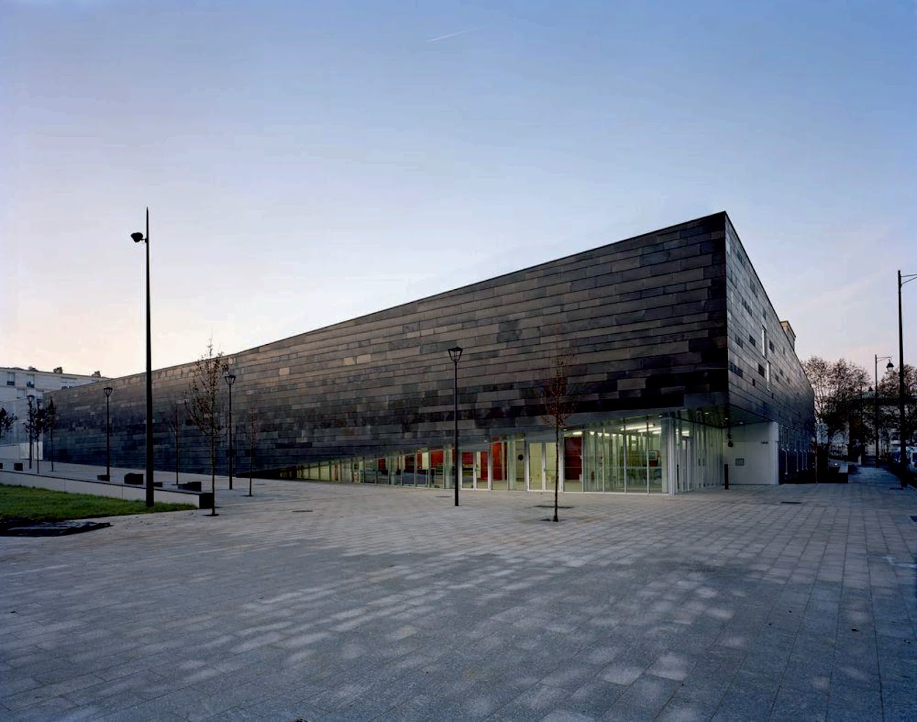 13 Rue d'Alsace Lorraine, 92160 Antony, Francia: Multisports Complex by Archi5