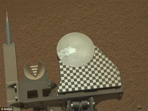 செவ்வாய்க் கிரகத்தில் ஒளிரும் பொருளை ஆய்வு செய்யும் கியூரியோசிட்டி Mars2