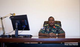 Le général tanzanien, James Mwakibolwa, commandant de la Brigade d'intervention de la Monusco (Photo Clara Padovan)