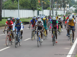 Des cyclistes congolais sur une avenue de Kinshasa le 12/05/2013, lors d’une séance d’entrainement. Radio Okapi/Ph. John Bompengo