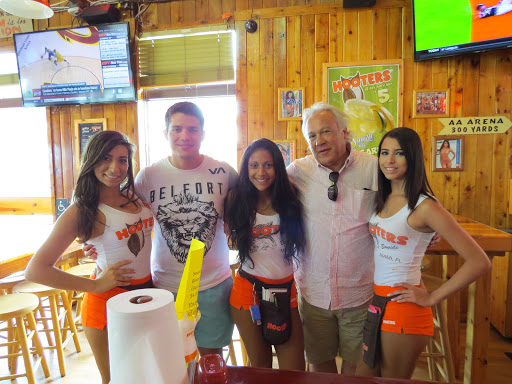Chicken Wings Restaurant «Hooters of Bayside», reviews and photos, 401 Biscayne Blvd #225, Miami, FL 33132, USA