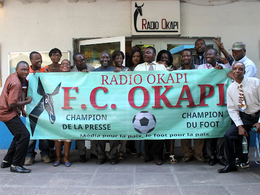 Préparatifs pour la rencontre de football loisir entre l’équipe de Radio Okapi et celle de Digital ce 04/05/2013 au stade Tata Raphael (ex-stade du 20 mai) à Kinshasa-Kalamu. Radio Okapi/Ph. John Bompengo