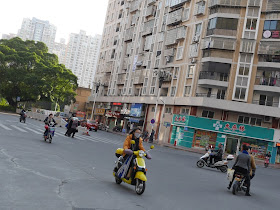 Intersection of Xinhua West Road and Zhongfa Road (新华西路钟法路) in Zhangzhou
