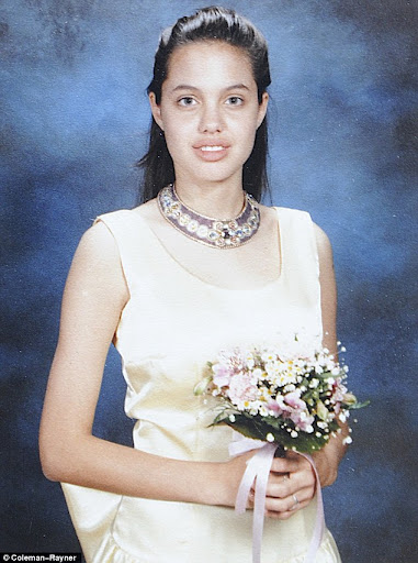 Inilah Tampilan Angelina Jolie Saat Masih Remaja