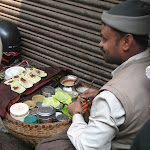 Un vendeur de Pan (sorte de mix d’épices et de noix pliées dans une feuille…