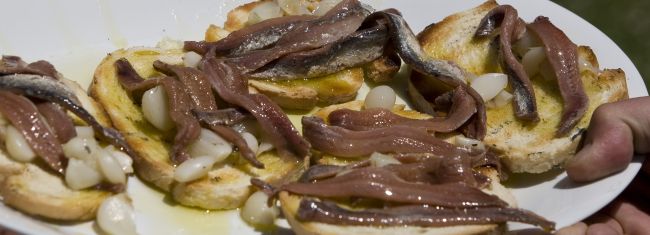 Tostadas de ajo y anchoas en Tostadas de caviar, anchoas y huevos de codornices (microondas)