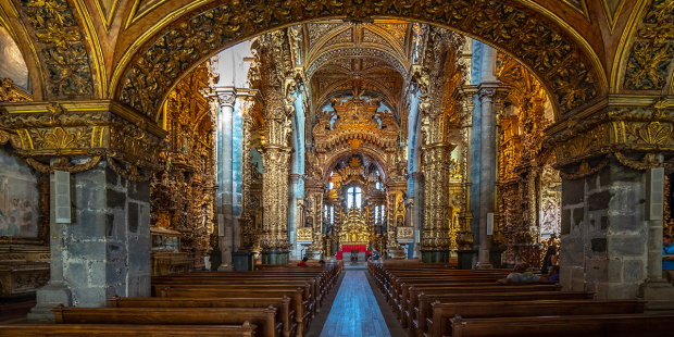 Nội thất trong nhà thờ Công giáo này ở Bồ Đào Nha được trang trí với hơn 650 pound vàng cám